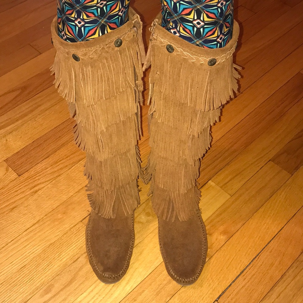 Minnetonka 5-layer fringe boot in brown